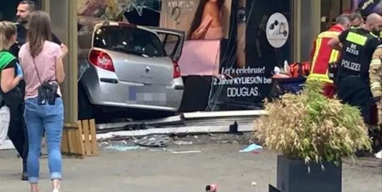 Atropello múltiple en una zona comercial: un muerto y ocho heridos