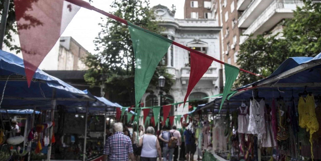 Llega la feria artesanal solidaria a la plaza Pringles en Rosario