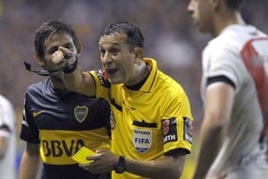 Quedó en la historia. El 14 de mayo de 2015, Boca y River debían disputar la vuelta de los octavos de final de la Libertadores en La Bombonera: los locales estaban obligados a ganar, ya que los de Núñez estaban 1-0 de la ida. Esa vez, los jugadores de River fueron atacados con gas pimienta cuando salían por el túnel y Herrera lo suspendió. Foto: El Litoral