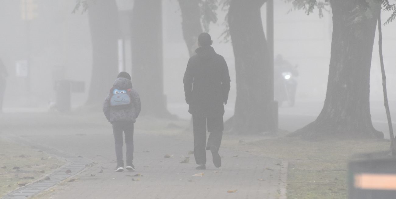 Jueves con niebla y cielo invisible en la ciudad de Santa Fe