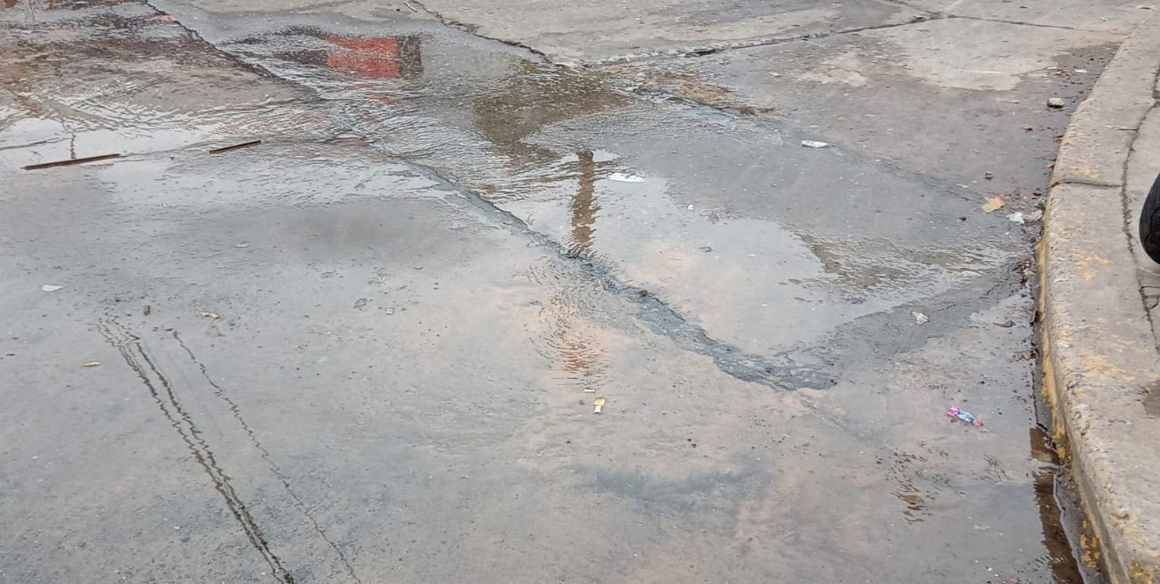 Pérdida de agua potable en la zona del Club Colón
