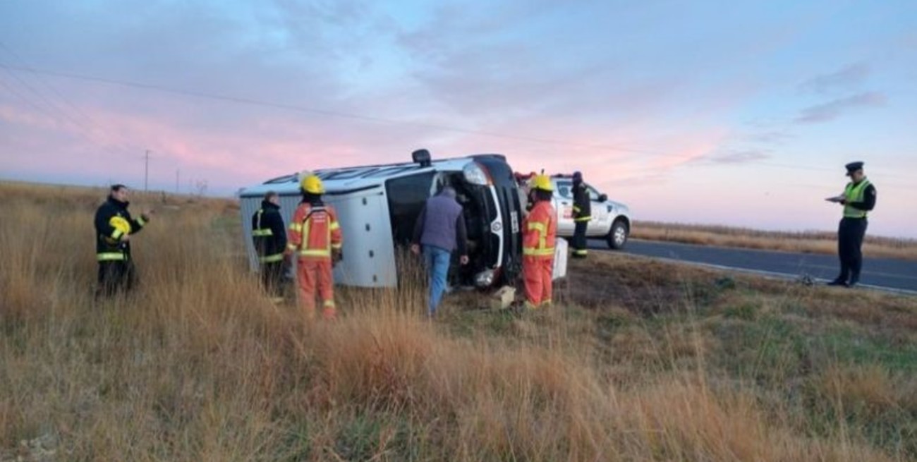 Volcó un transporte escolar en La Pampa: un alumno resultó herido