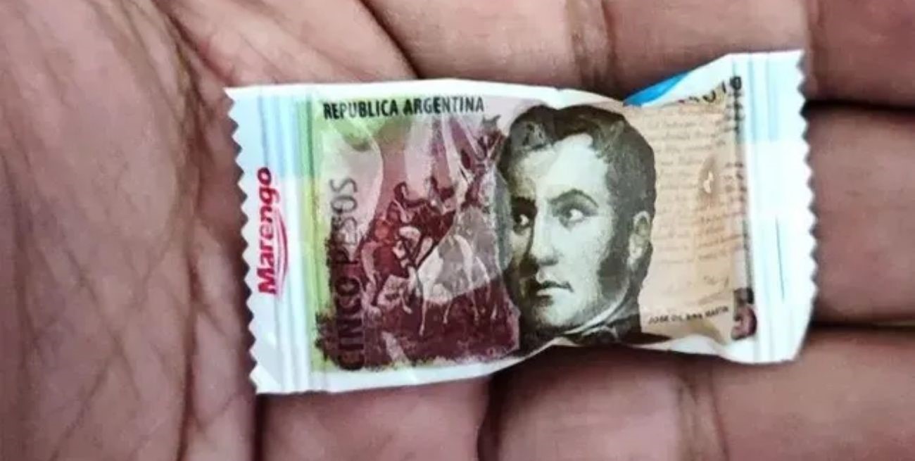 Para dar el cambio: caramelos envueltos en billetes de $5