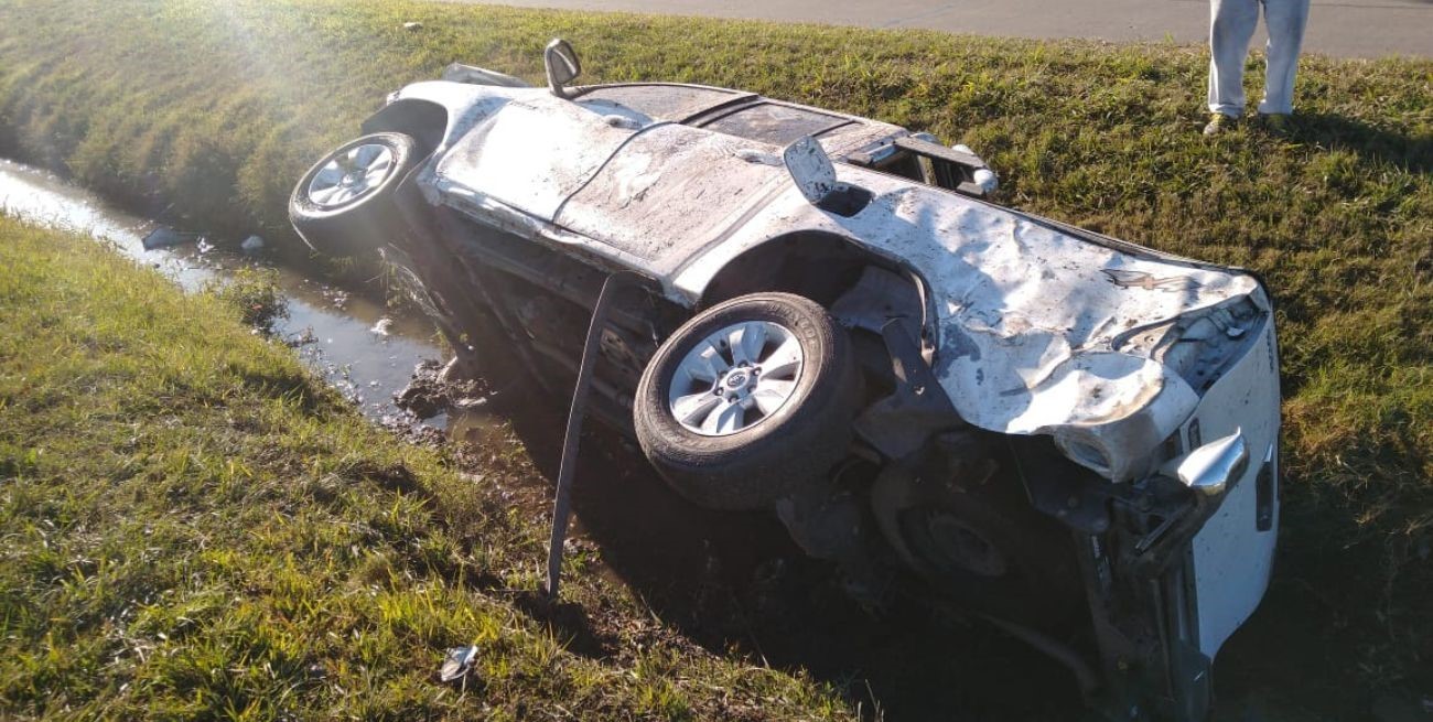 Impactante vuelco de una camioneta que terminó en la zanja de Altos del Valle