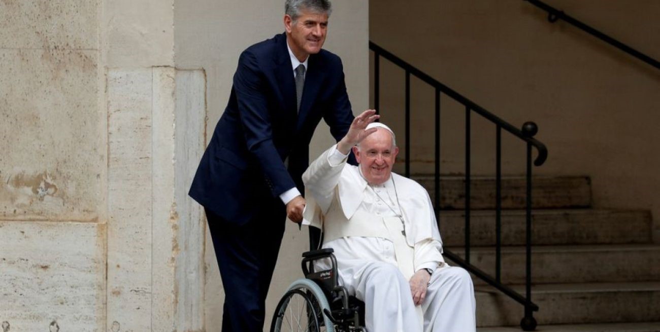 El papa Francisco postergó sus viajes por indicación médica debido a sus dolores en la rodilla