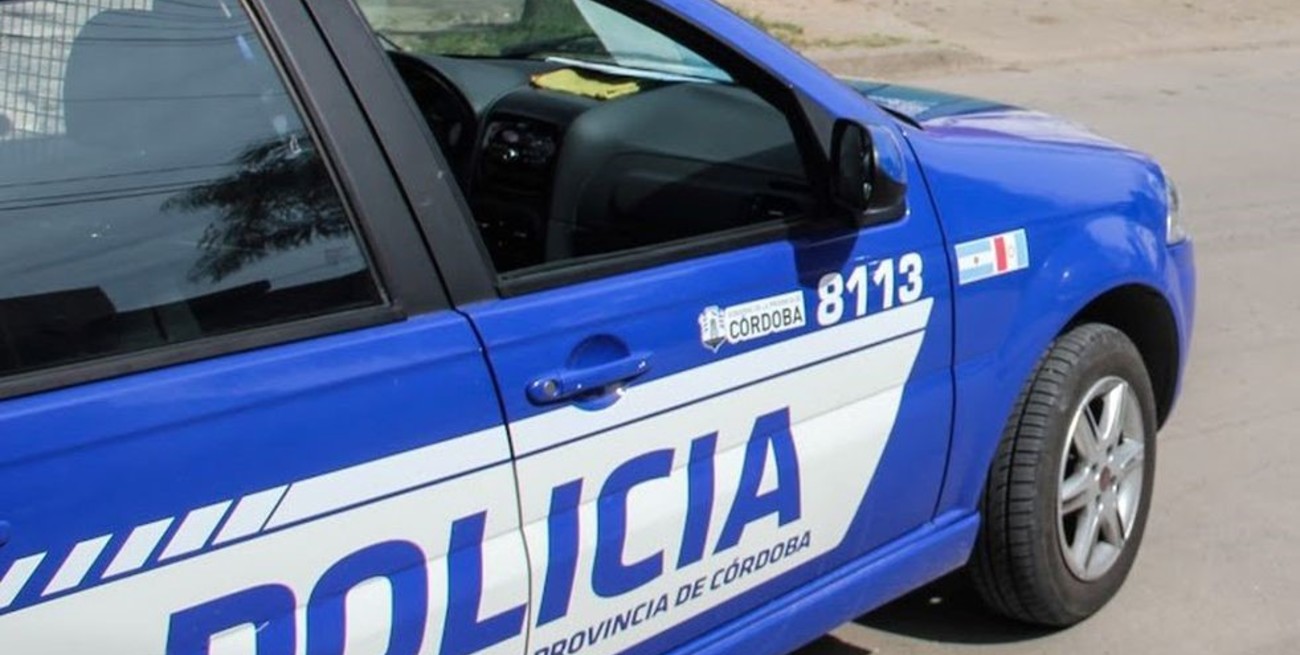 Un policía bajó al cajero y le robaron el patrullero con el arma adentro