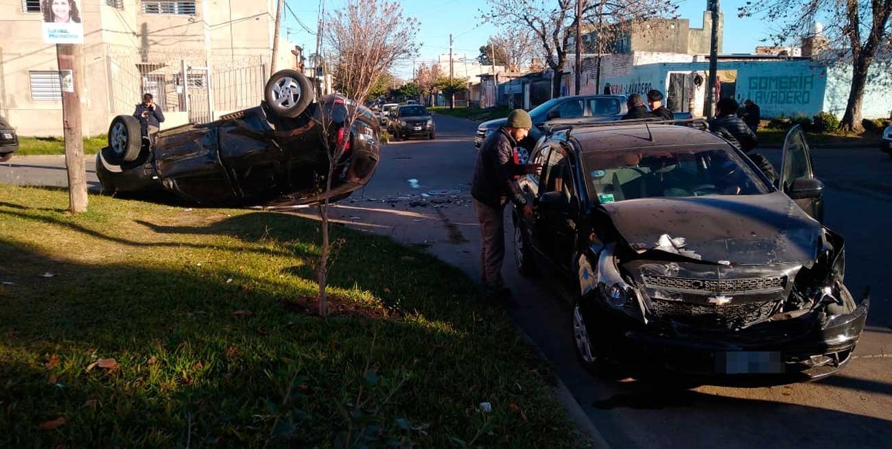 Fuerte choque en el norte de Santa Fe, uno de los autos quedó "patas para arriba"