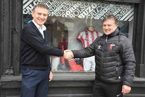 Adrián Marini y Hernán Cámara. El recuerdo de la década del '90 y la previa de hoy. Unidos por un mismo fin: "Por un clásico en paz". Crédito: Luis Cetraro