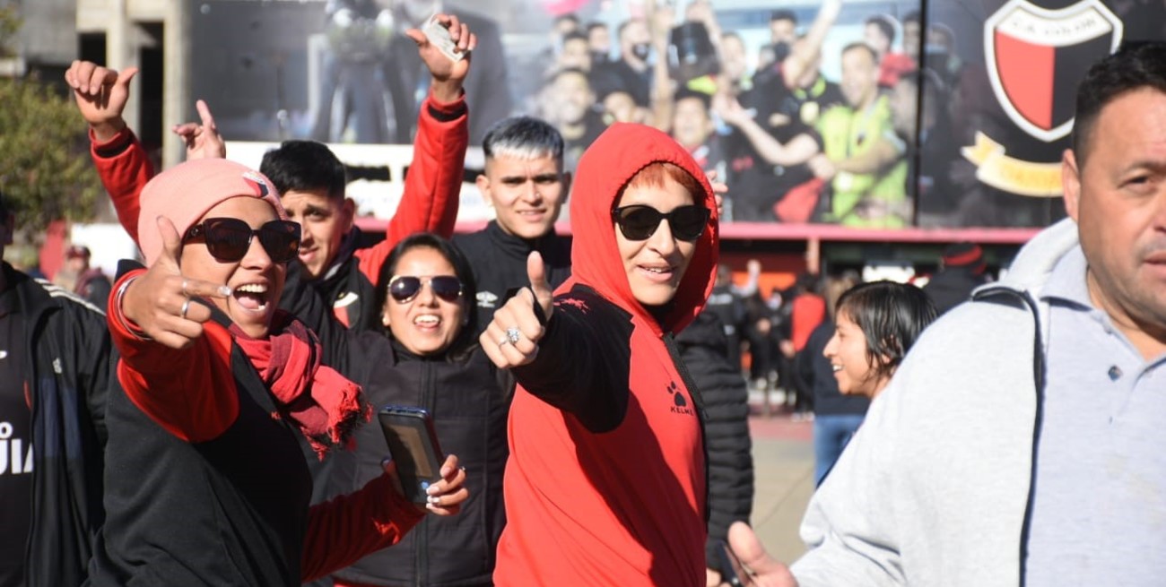 En fotos: la llegada de los hinchas de Colón al Brigadier López 