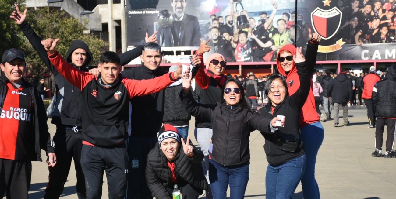 Colón vs Unión: los hinchas disfrutan la previa del gran clásico