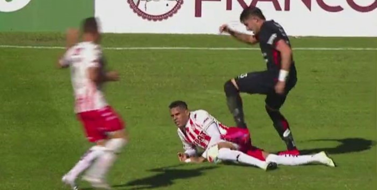 Video: así fue la expulsión de Garcés en el primer tiempo del clásico