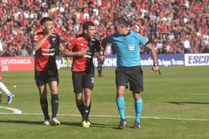 Herrera explica la sanción del penal para Unión. Bajo la lupa de sus colegas santafesinos, el juez tuvo una correcta actuación. Crédito: Pablo Aguirre