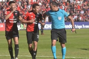 "Codo ocupando espacio". Es lo que explica Darío Herrera ante la queja de los jugadores de Colón luego de sancionar el penal a favor de Unión. "Además, se trata de una posición anti-natural, se agacha con una clara acción de bloqueo", agregaron. Desde hoy, todo éso se cambiaría en el fútbol de FIFA que lo discute en una cumbre en Qatar.

Foto: Pablo Aguirre

