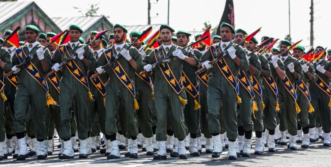 Guardia Revolucionaria Islámica: el cuerpo especial de Irán al que pertenece un tripulante del avión retenido