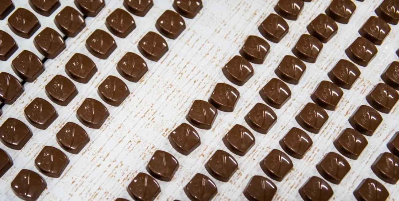 Insólito: dos personas tuvieron que ser rescatadas tras caer en un tanque con chocolate