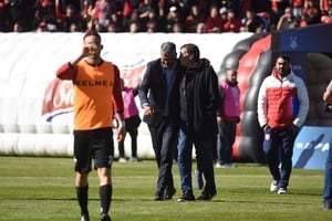 Falcioni le dice algo en la oreja a Munúa. Tienen una excelente relación, se respetan mutuamente y cada uno jugó su propio partido. Crédito: Manuel Fabatía