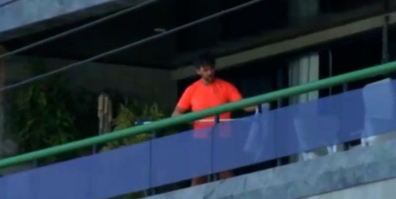 Es viral: el video de Juan Darthés limpiando el balcón de su departamento en Brasil