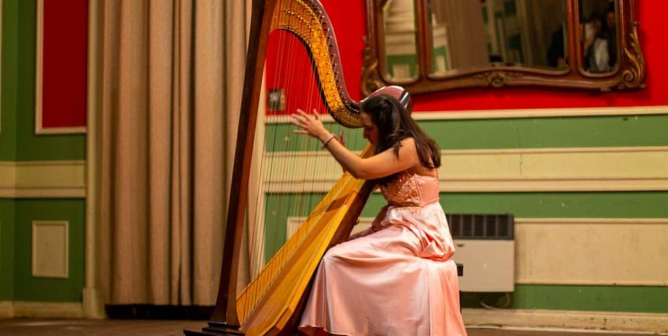 Es santafesina, tiene sólo 22 años, toca el arpa y competirá en un certamen mundial