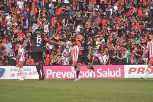 El saludo de los dos autores de los goles de Colón: Wanchope Abila (figura del clásico) y Facundo Farías. Fue después del penal muy bien ejecutado por el juvenil sabalero, a la izquierda de Mele. Crédito: Pablo Aguirre