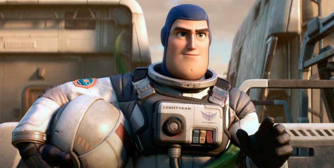Polémica con Lightyear: frenan su estreno en 14 países por una escena con un beso entre mujeres