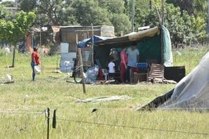 Detrás de las familias que ocupan terrenos operan verdaderas mafias de las usurpaciones, dice el autor. "El Estado no puede estar ausente, la provincia debe intervenir con firmeza para desarticular estas redes delictivas", añade. Crédito: Mirador Provincial.