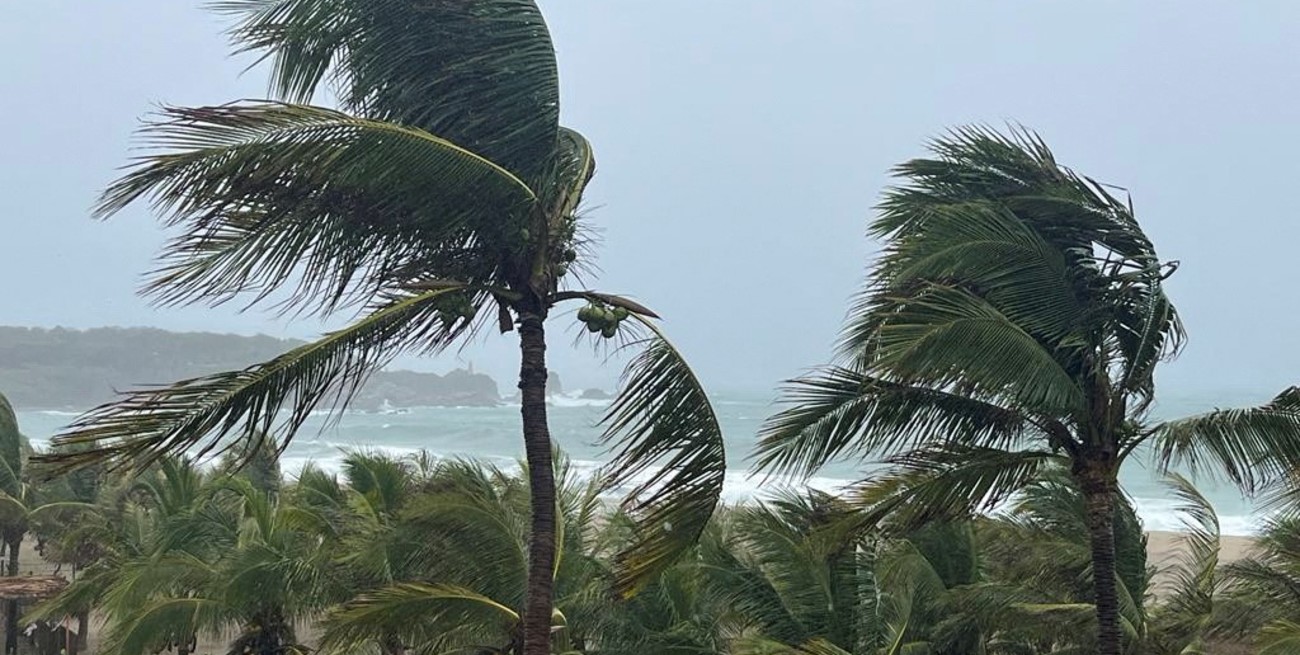 La tormenta Blas se convirtió en huracán cerca de la costa de México