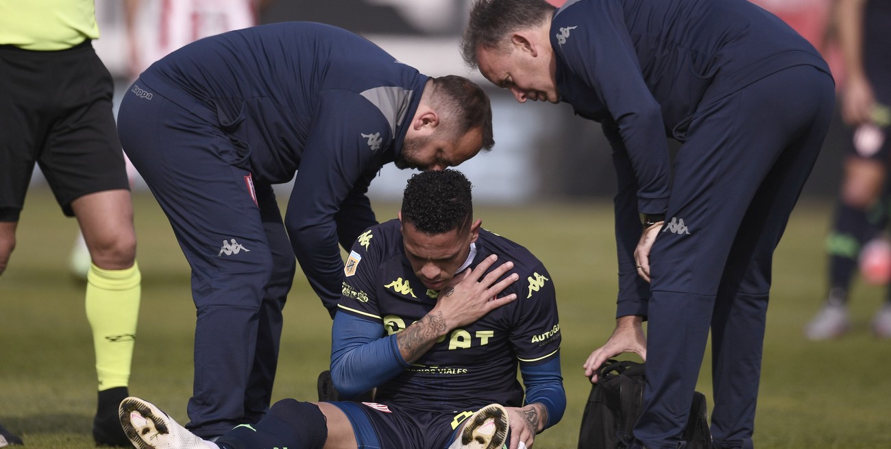 Jonatan Álvez se habría desgarrado ante Barracas Central