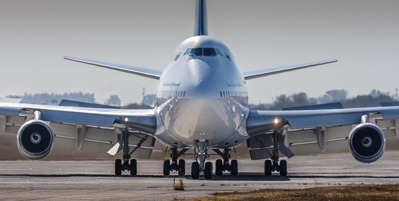 Allanaron el avión venezolano-iraní en Ezeiza: retiran la caja negra