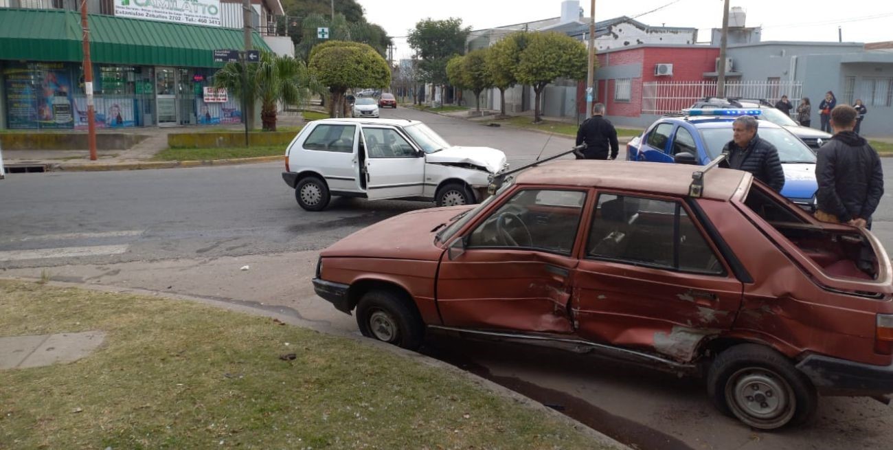 Cinco heridos tras un fuerte choque en San Jerónimo y Estanislao Zeballos