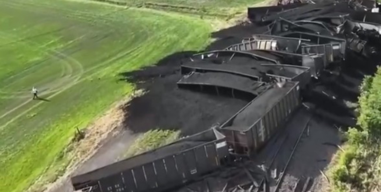 Video: impresionante descarrilamiento de un tren de carbón en Estados Unidos