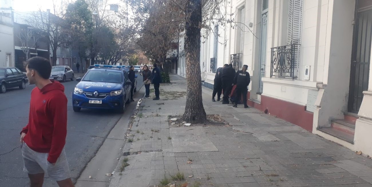 Vecinos detuvieron a dos motochorros que asaltaron a una mujer