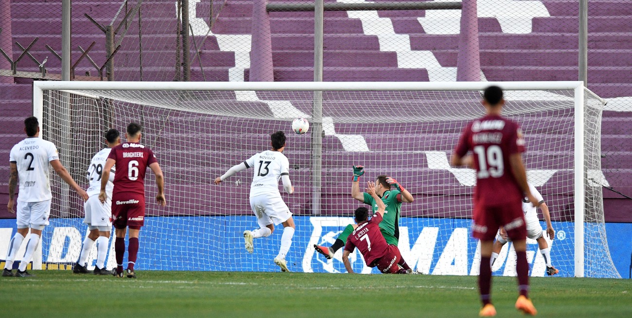 Colón fue superior a Lanús, pero terminó perdiendo por errores propios