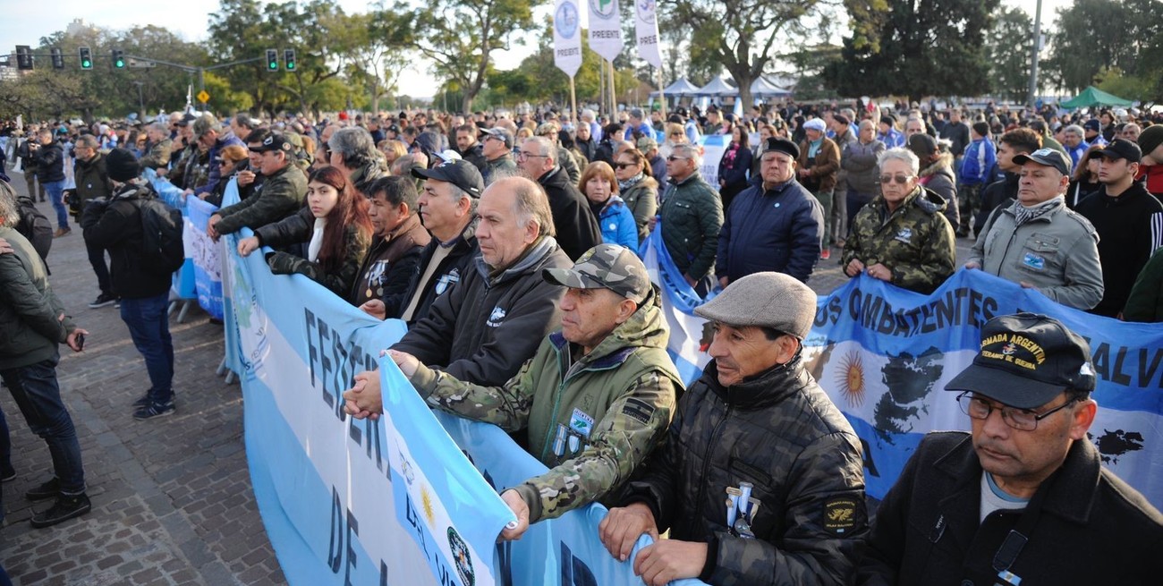 En un acto cargado de emociones, excombatientes volvieron a jurar lealtad a la Bandera