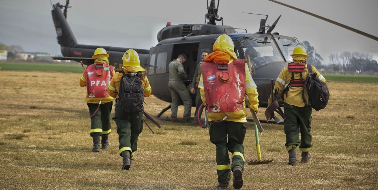 Brigadistas trabajan frente a Arroyo Seco para extinguir un foco ígneo
