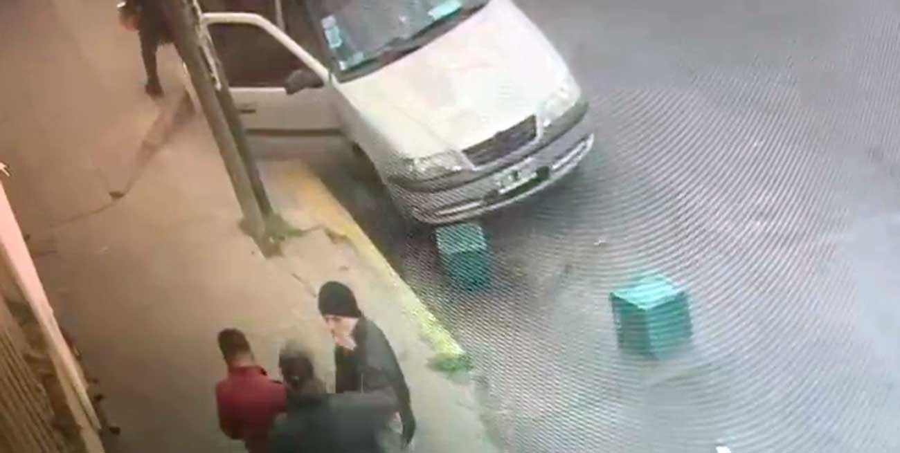 Video: le tumbó de una piña porque le molestaba cómo estacionó el camión