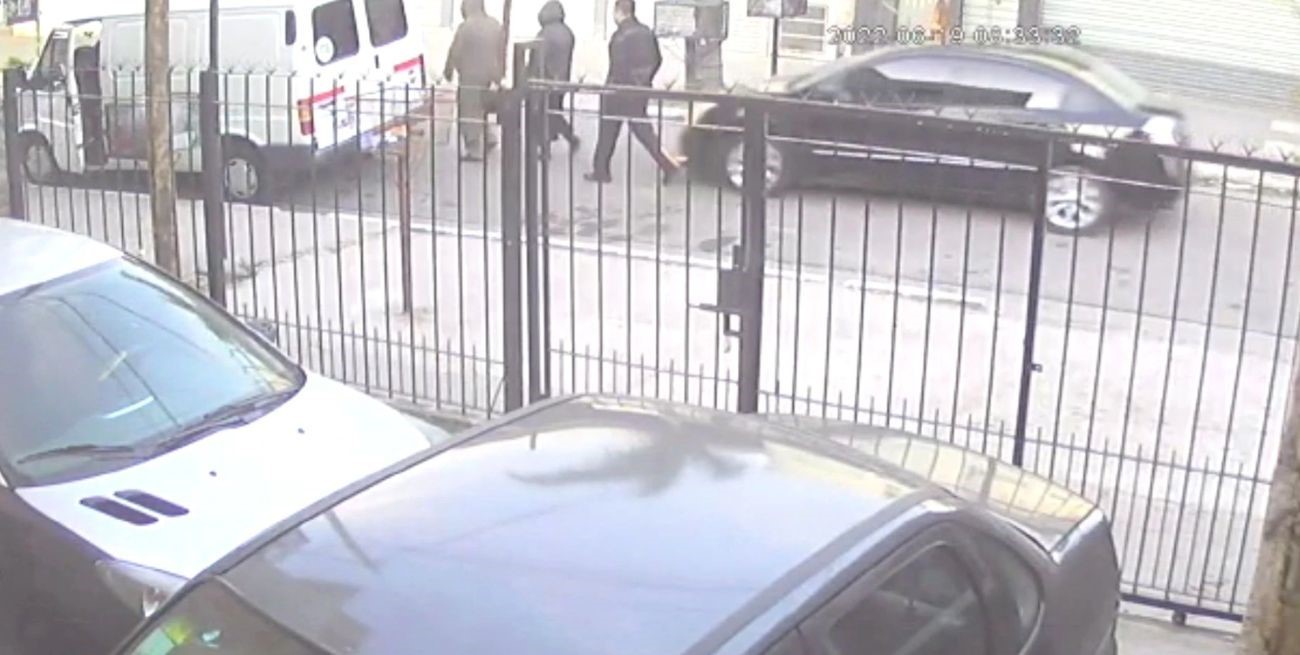 Video: un conductor embistió a una familia y escapó en Laferrere