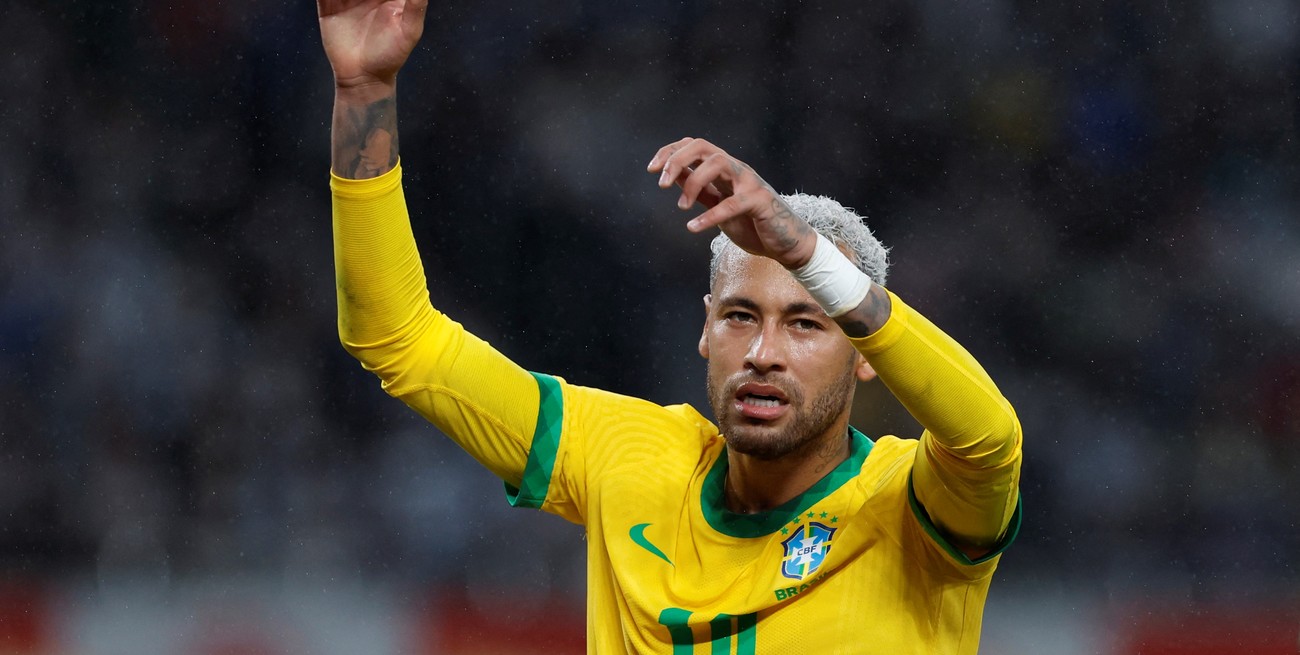 El avión de Neymar tuvo que aterrizar de emergencia por la rotura del parabrisas