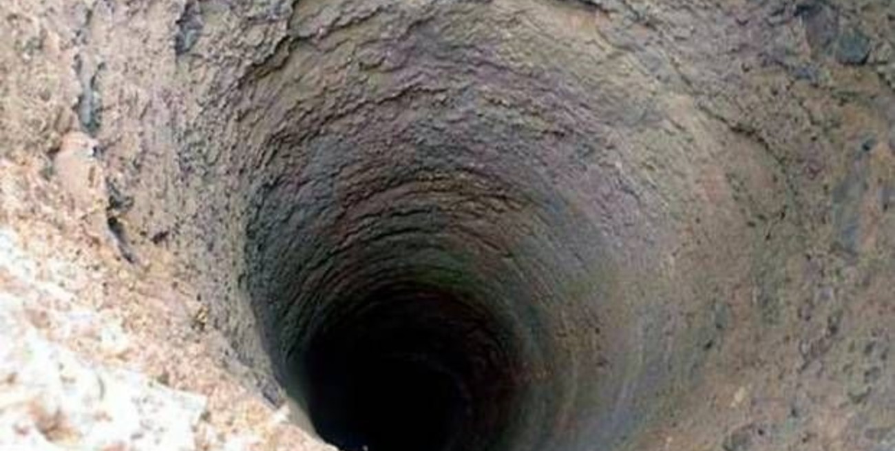 La policía de Corrientes rescató a una mujer y a su hijito que habían caído dentro de una letrina