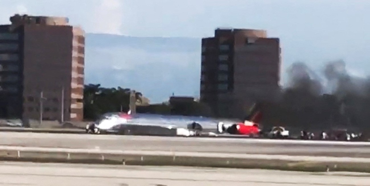 Video: se incendió un avión tras aterrizar en el aeropuerto de Miami 
