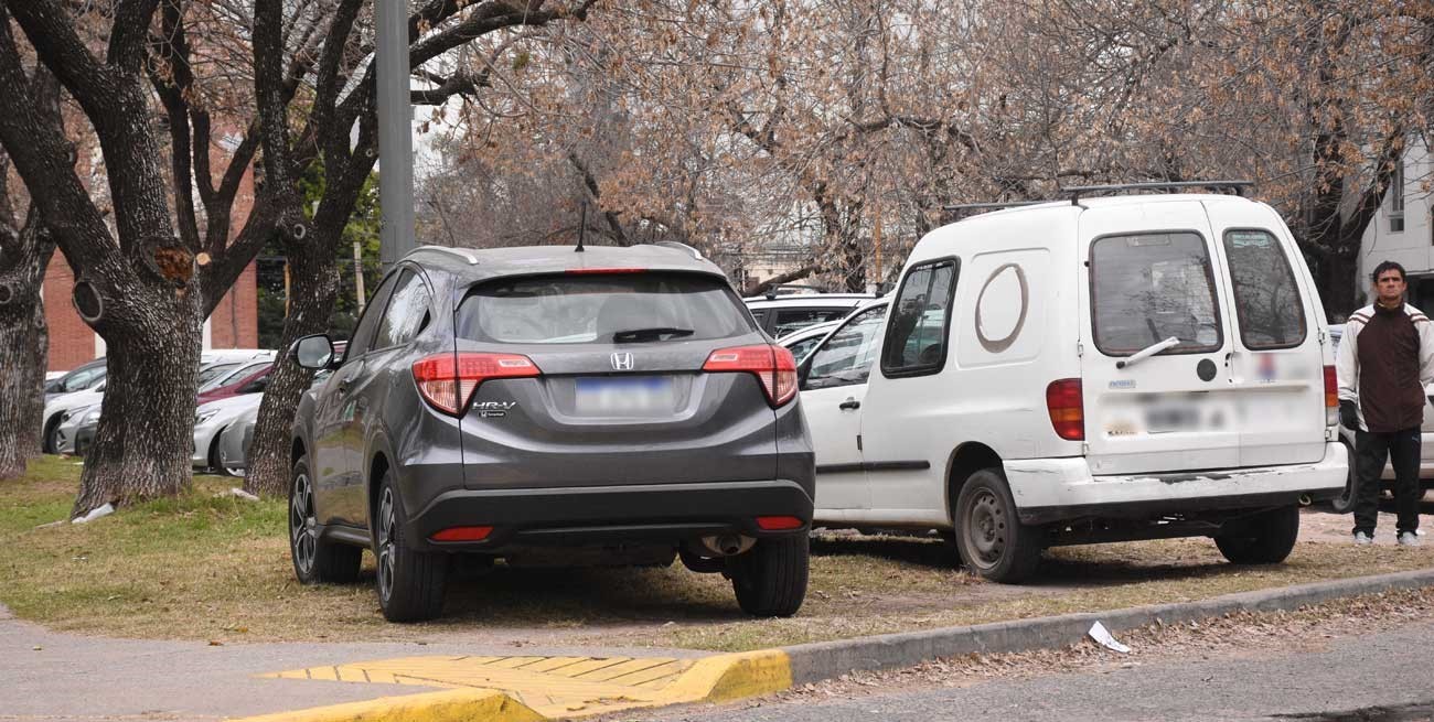 La Plaza del Rosario, un festín del “estacioná donde quieras”