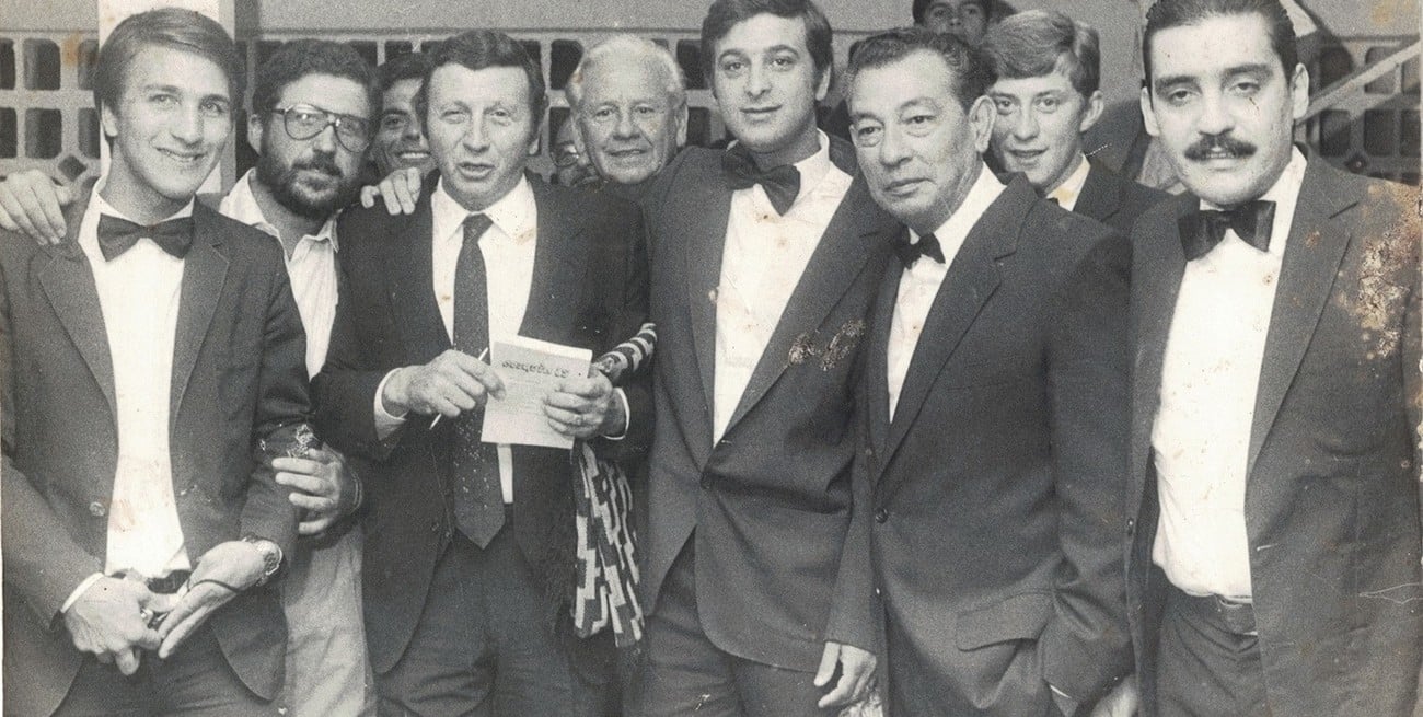 En su armonioso taller del cielo, Atahualpa Yupanqui embuja los ejes de su carreta