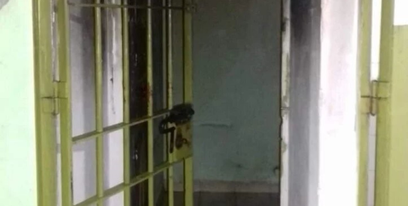 Chubut: le sacaron el celular a un preso, prendió fuego los colchones de su celda y murió