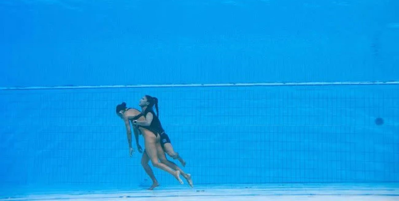 Impactante rescate a una nadadora que se desvaneció en pleno Mundial de Natación