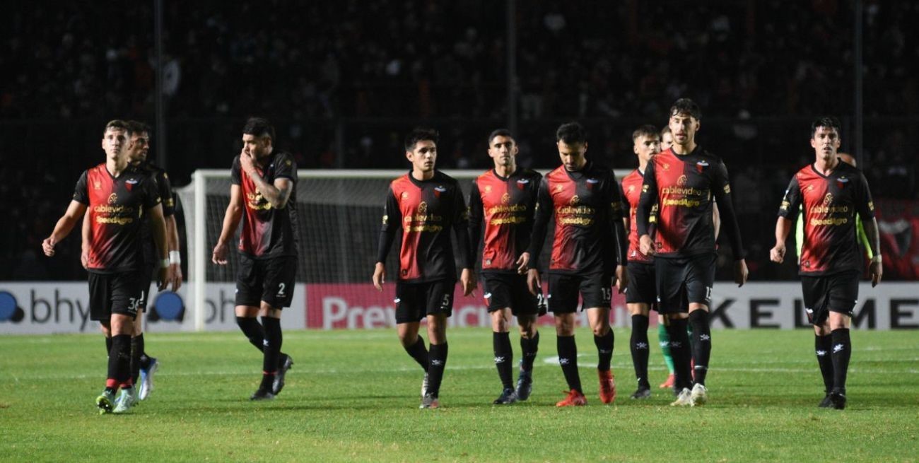 La confusión de afuera se trasladó a la cancha en Colón