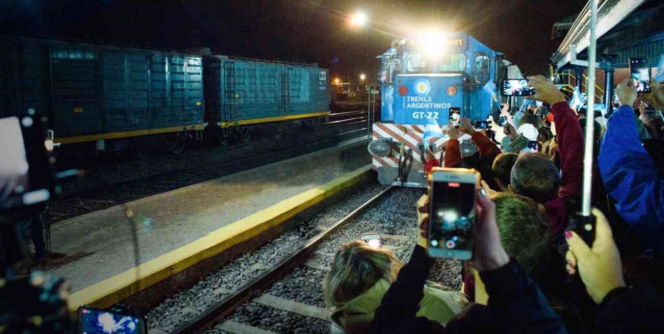 En un clima de fiesta y ante una multitud, el tren volvió a subir pasajeros en San Lorenzo