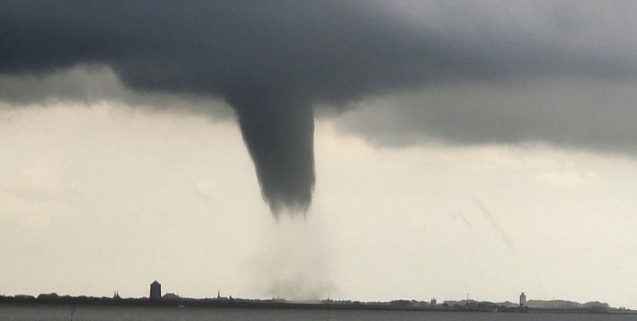 Video: un muerto, heridos y daños materiales tras el paso de un huracán por Países Bajos