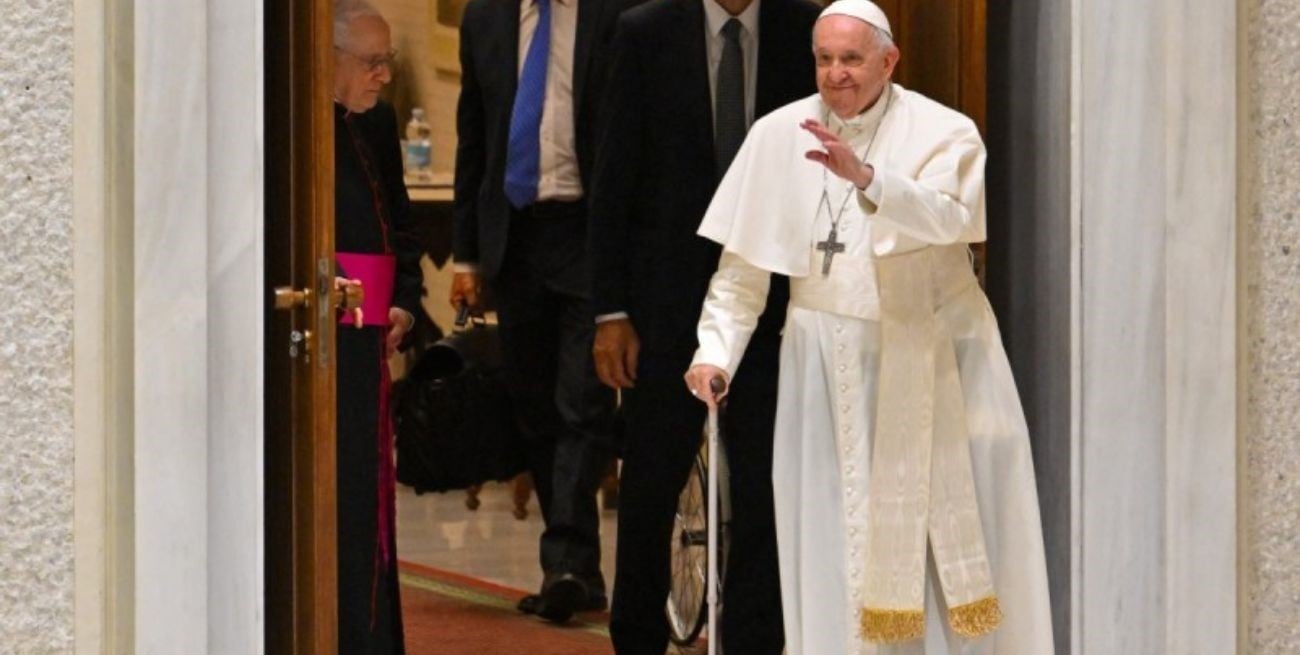 El papa Francisco apareció este lunes caminando con un bastón en el Vaticano