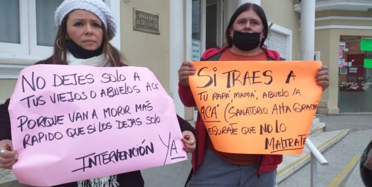 Un paciente de 81 años fue encontrado encadenado a la pared en un centro médico