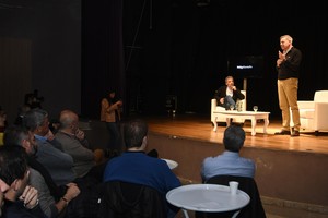 Jatón parado y Mariano Granato mirándolo atentamente. Fue durante el lanzamiento de Nexo Santa Fe. Crédito: Pablo Aguirre