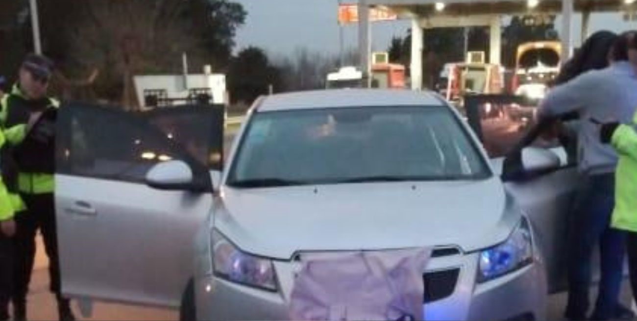 Circulaban en zig zag, los chequean y les hallan 1 kilo y medio de cocaína 